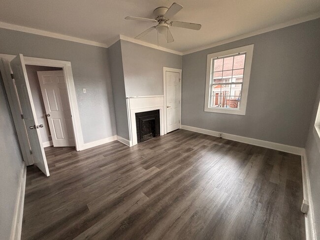 Building Photo - 3 Bedrooms, 2 Bathrooms - Home in Celenease!