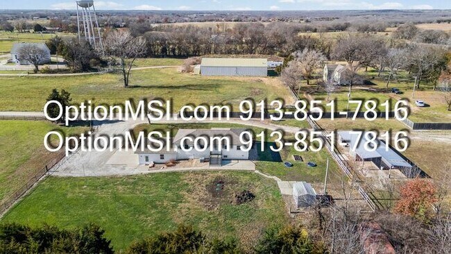 Building Photo - Country Charm Just Minutes From Lawrence!