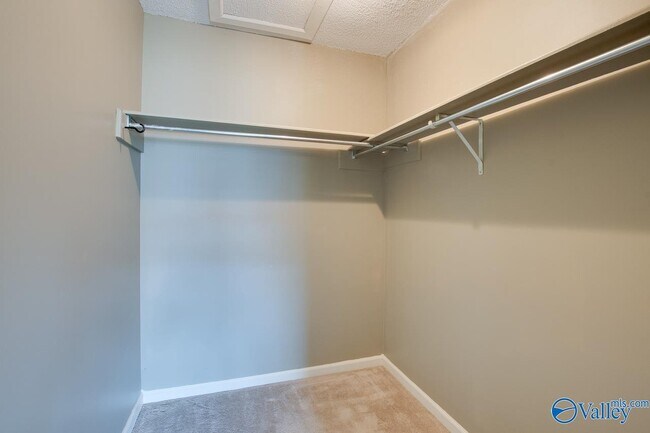 Building Photo - 1008 Heatherwood Dr SE