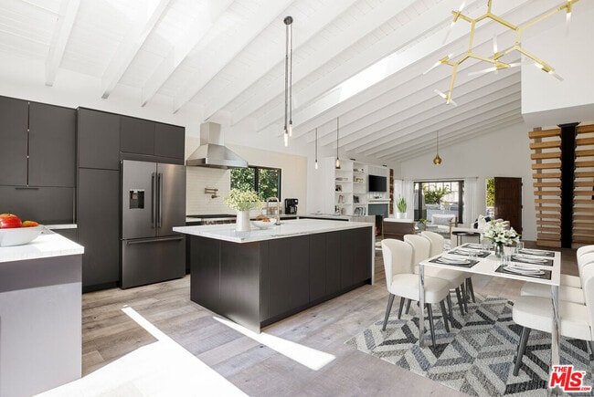 Building Photo - 1203 N Poinsettia Pl