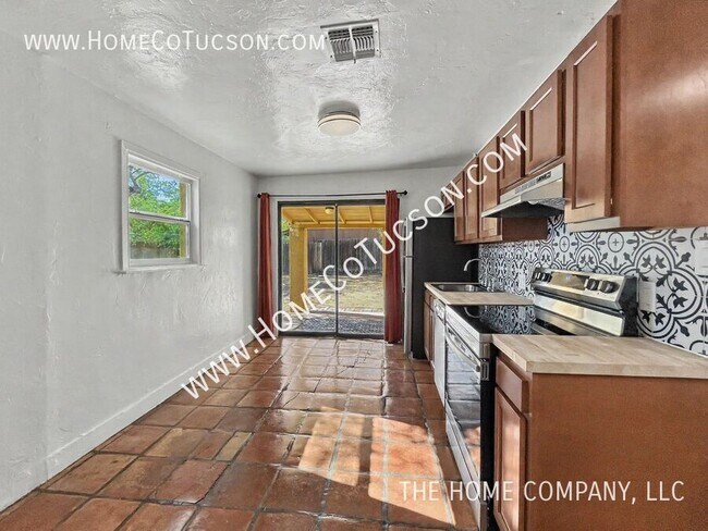 Building Photo - 4566 E Seneca St