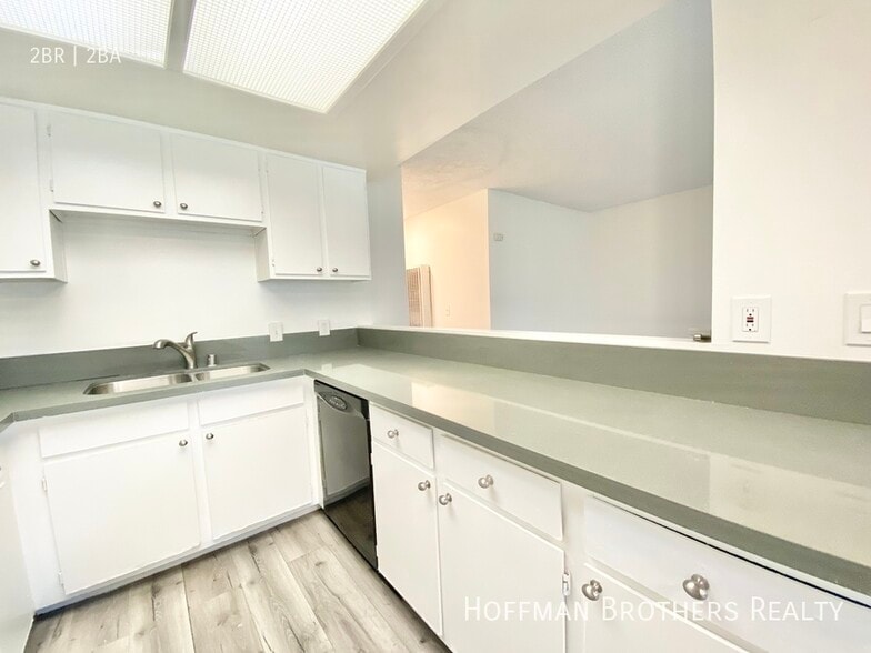 Building Photo - 815 Centinela Ave