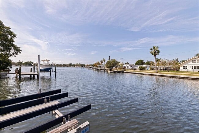 Building Photo - 3931 Pompano Dr SE