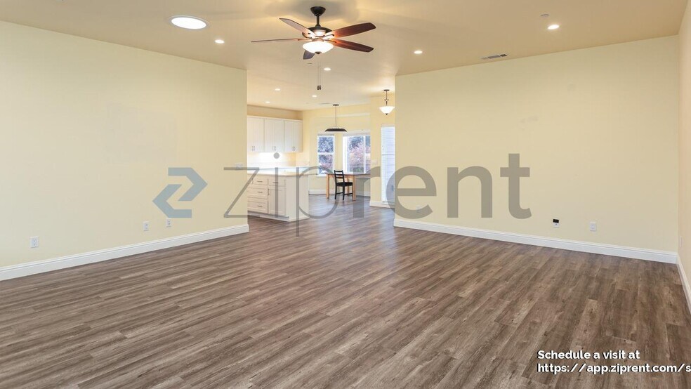 Building Photo - 1313 Crestview Ct