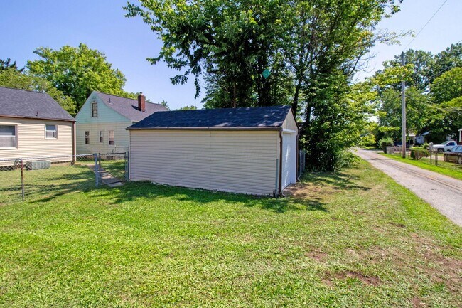 Building Photo - 1059 Lawrence Dr