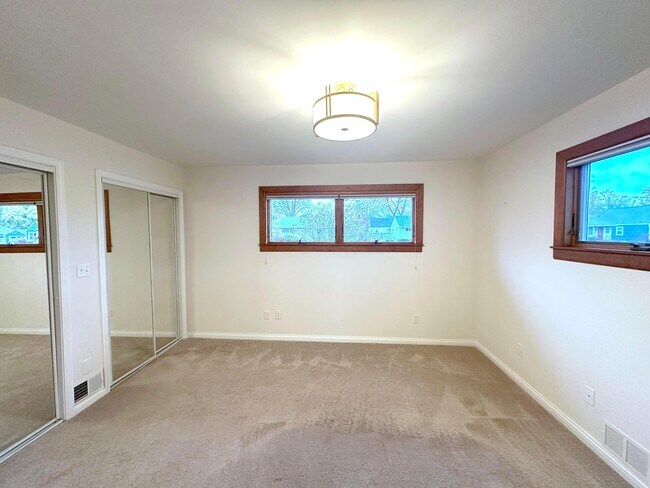 Building Photo - 2443 Shrewsbury Rd