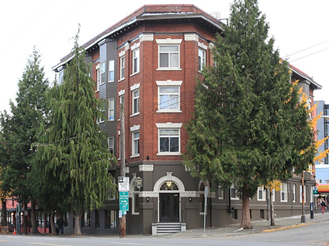 Building Photo - 3016 1st Ave