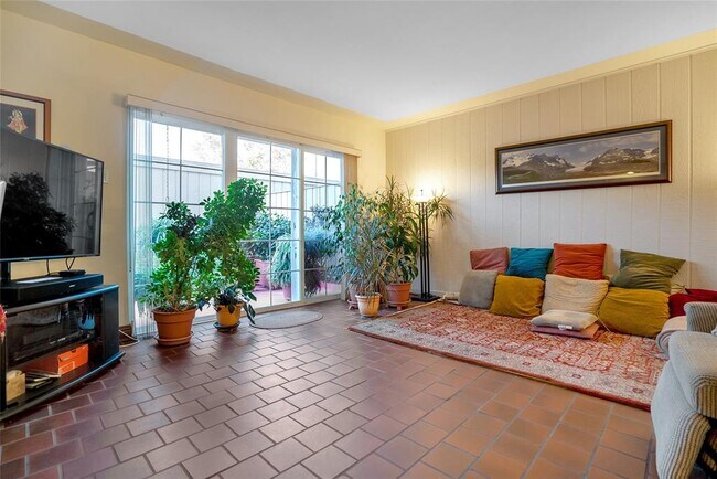 Building Photo - 5851 Doliver Dr