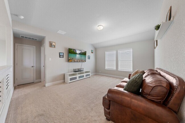 Building Photo - Spacious 4-Bed Oasis with Pool Access & Modern Upgrades in New Braunfels