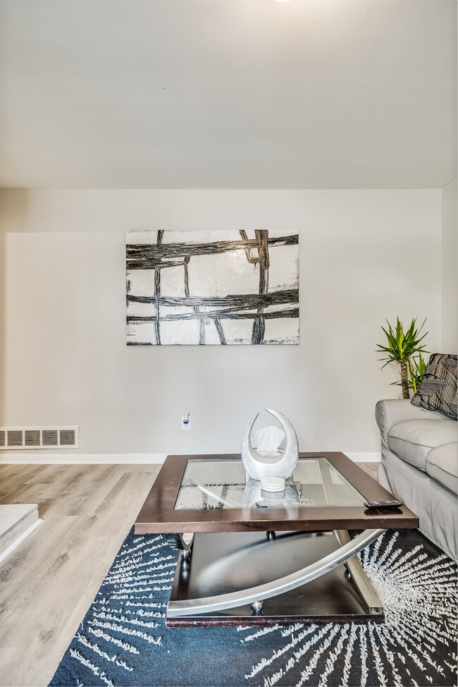 Building Photo - 2265 Columbia Dr