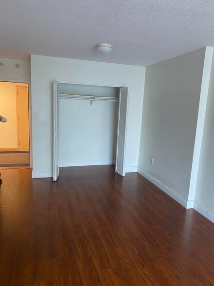 closet - 400 Kings Point Dr