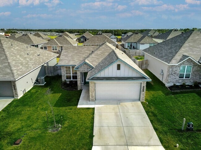 Building Photo - AVAILABLE MID JUNE ; APPLY ON OUR WEBSITE TODAY!!!