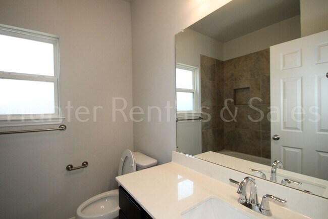 Building Photo - 1619 Neuberry Cliffe