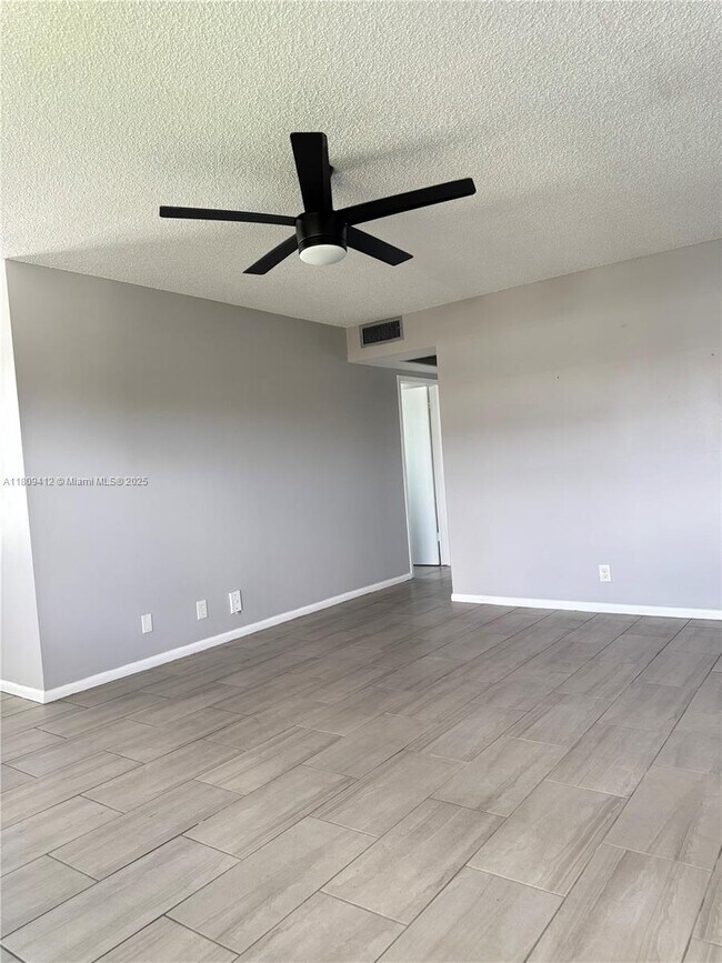 Building Photo - 165 Fanshaw Way