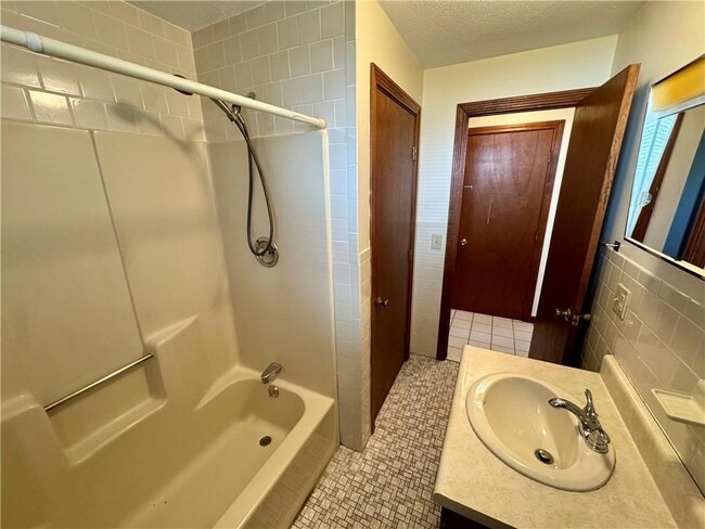 Building Photo - 135 Rounds Ave