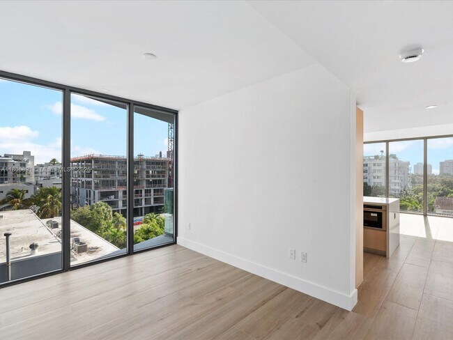 Building Photo - 9901 W Bay Harbor Dr