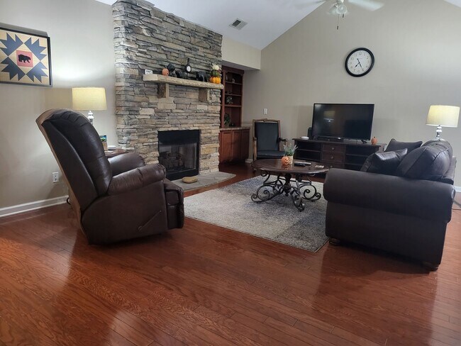 Building Photo - FULLY FURNISHED!!! GREAT FOR CORPORATE HOU...