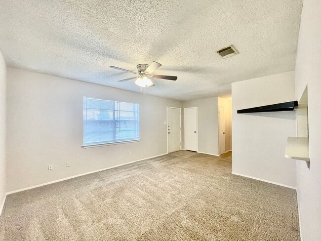 Building Photo - 2 Bedroom, 1 Bathroom home + Large Yard and Carport