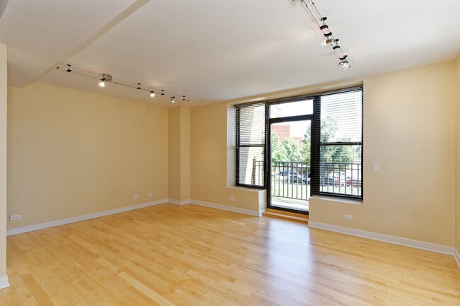 Building Photo - 811 W Eastwood Ave