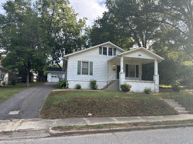 Building Photo - "Charming 2-Bedroom with 2 Full Baths in t...