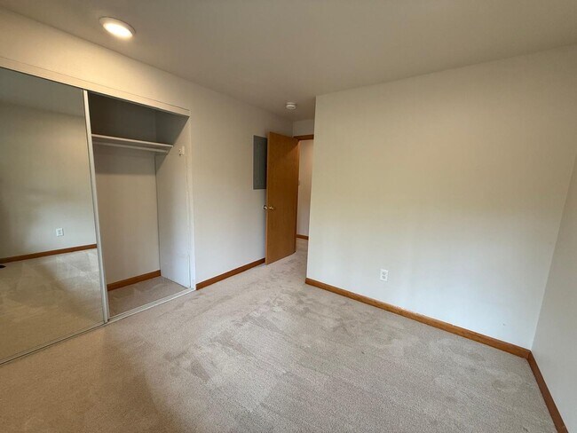Building Photo - Updated 2BR Condo Near Juanita Village & Beach – Pool, Gym, Parking Included