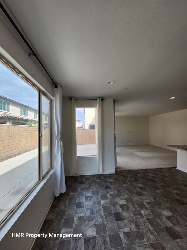 Building Photo - Beautiful two story 5 bedroom in ontario R...