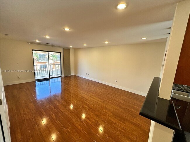 Building Photo - 9860 Hammocks Blvd