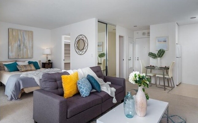 Building Photo - 6 Commodore Dr