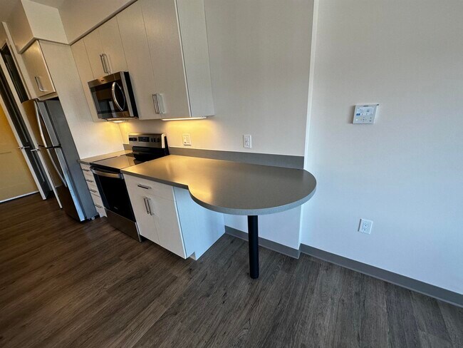 Building Photo - 409 Elm St