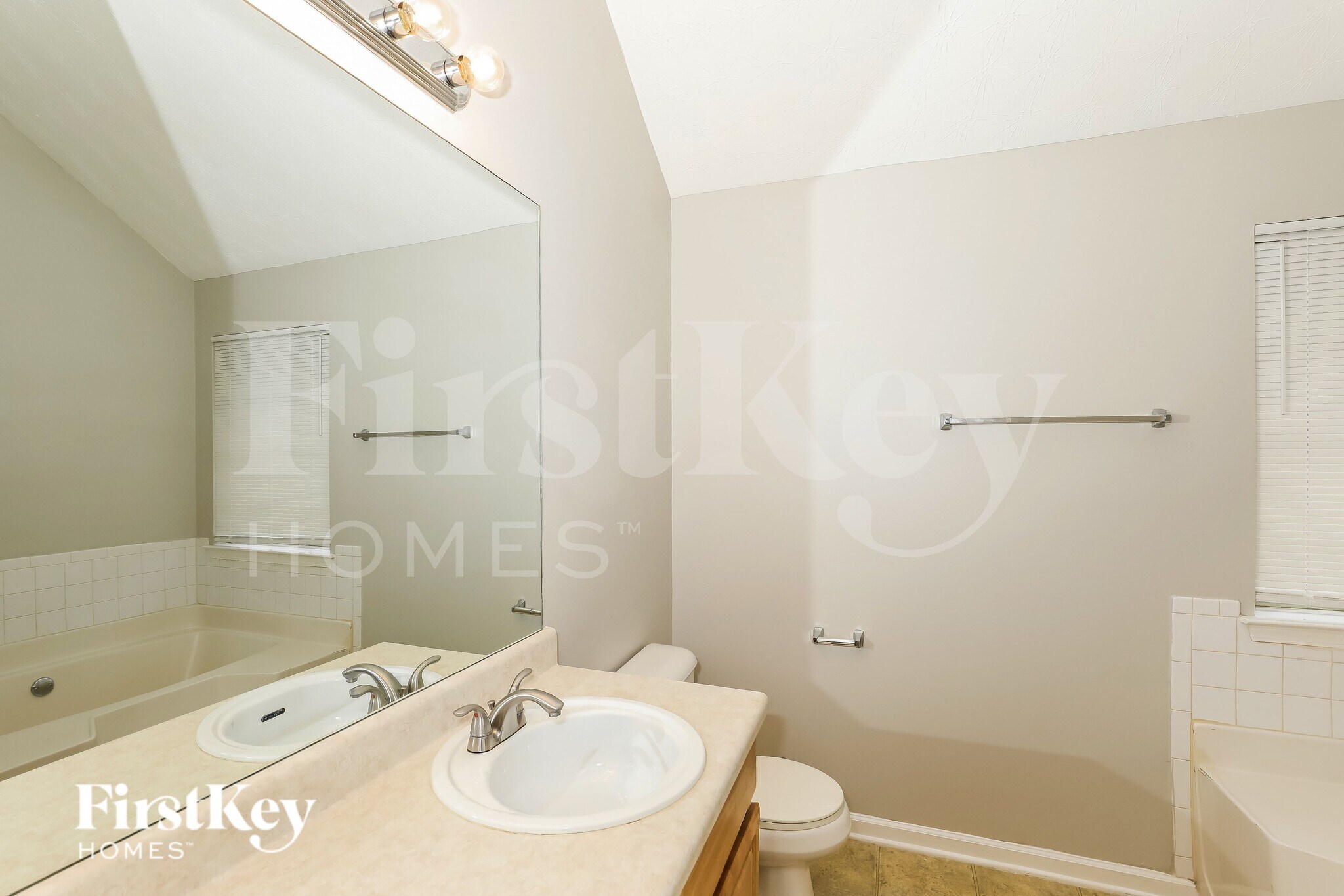 Building Photo - 2631 S Hills