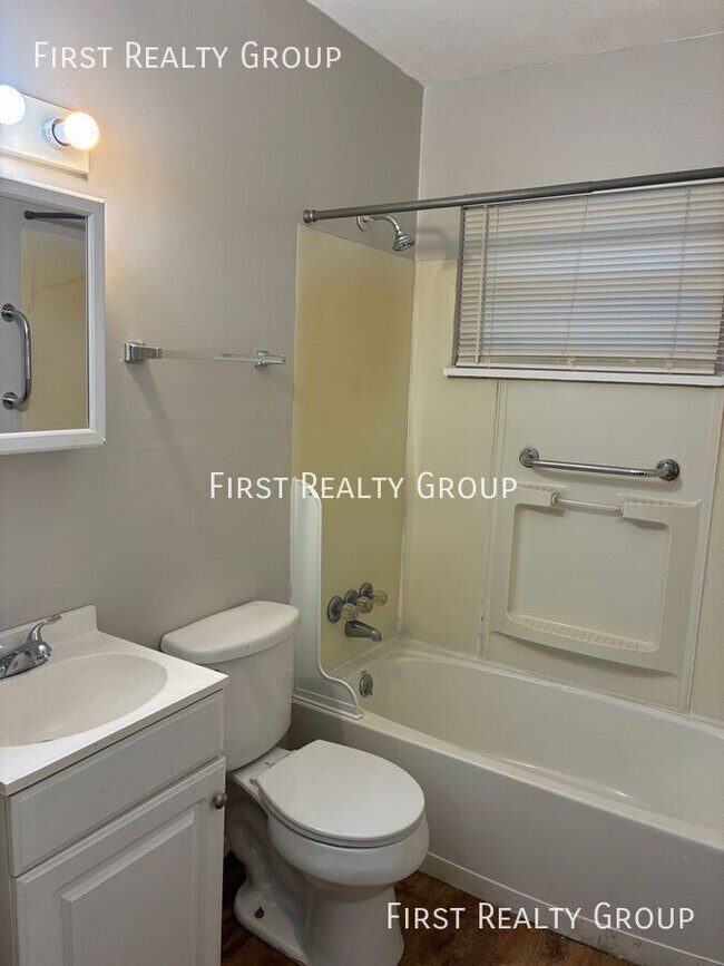 Building Photo - 2214 Alpena Ave