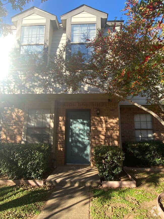 Building Photo - 2 BEDROOM CONDO BY UNT