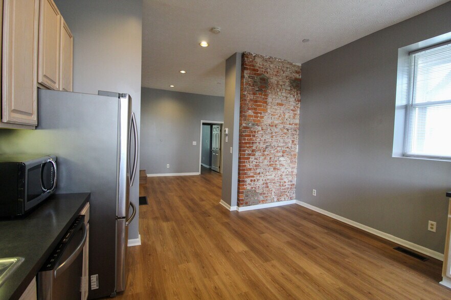 Building Photo - 2127 Deerfield Pl