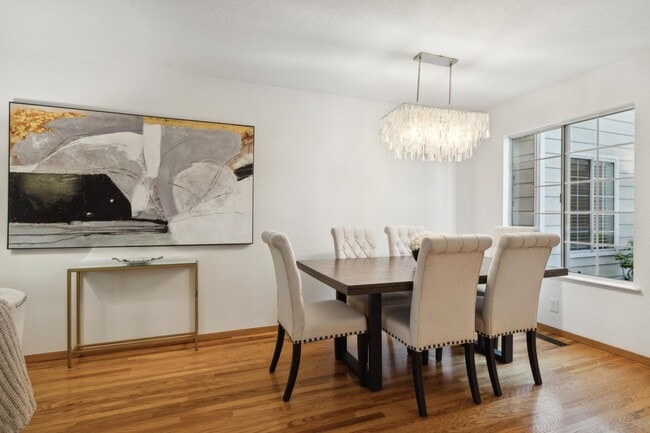 Building Photo - Delightful 3/3bth End-Unit Townhouse in Ce...