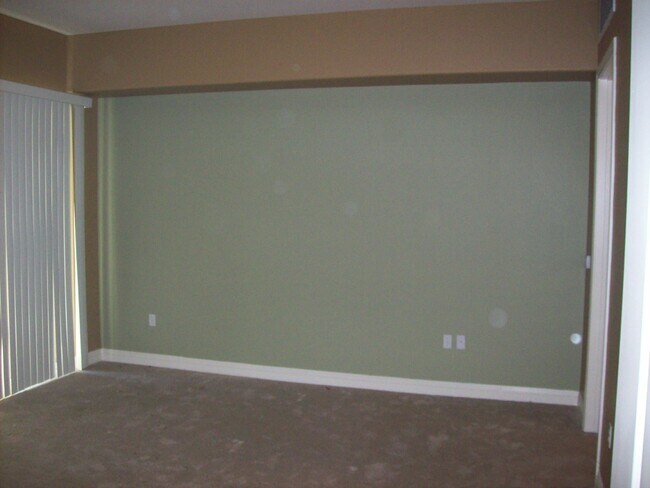 Building Photo - Upgraded 4th floor unit in upscale guard gated community just South of the Strip