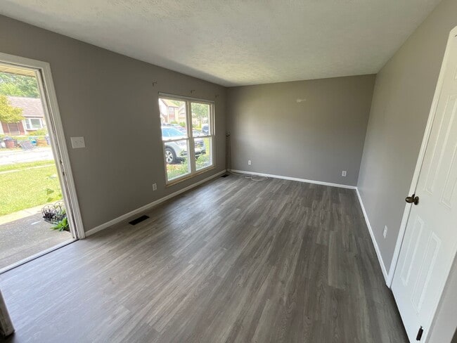 Building Photo - 3 Bedroom 1.5 Bathroom Single Family Home ...