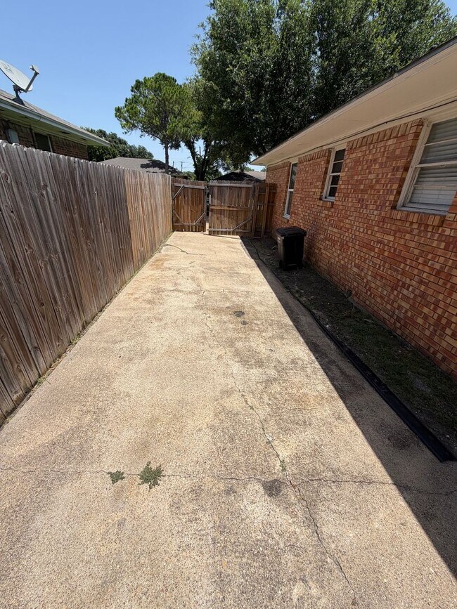 Building Photo - Fabulously maintained 1 bedroom with beautiful surrounding