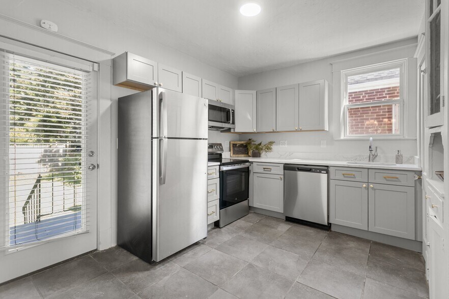 Building Photo - 6613 Parkwood Pl