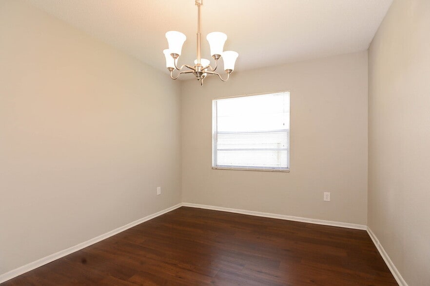 Building Photo - 4906 Hi Vista Cir