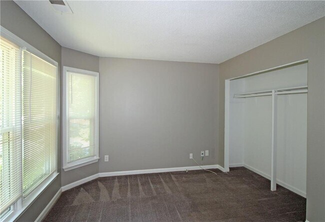 Building Photo - 957 Oak St SW