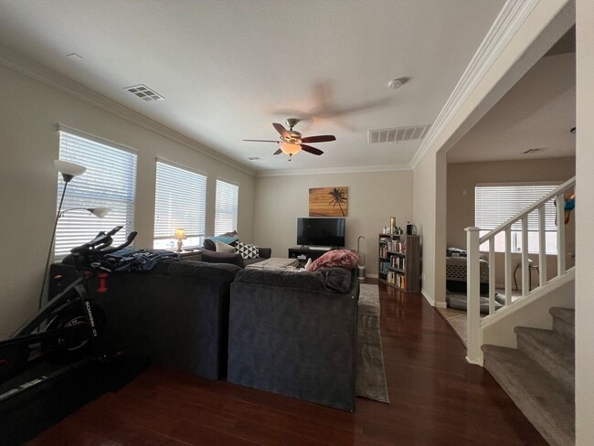 Building Photo - ABSOLUTELY AMAZING! Large 4 bedroom 2 stor...