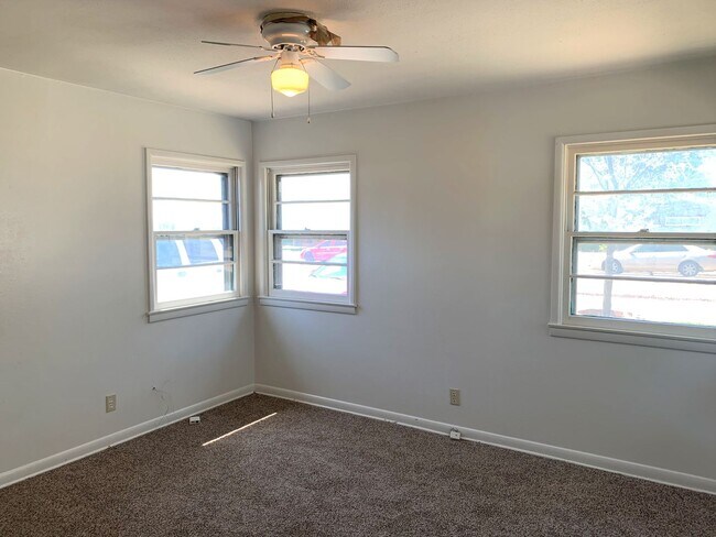 Building Photo - Pre-Leasing  3 Bed 1 Bath