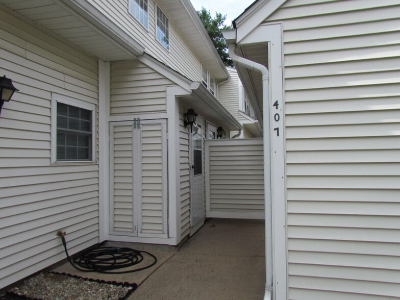 Building Photo - 407 Spring Meadow Rd