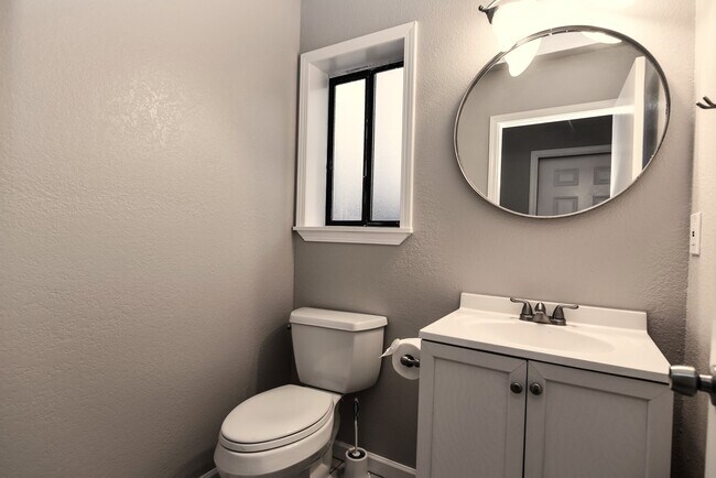 Building Photo - 2455 Knollwood Dr