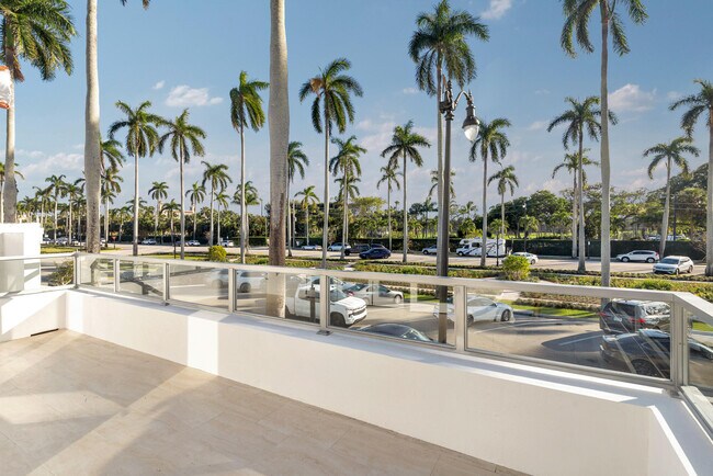 Building Photo - 261 Royal Poinciana Way