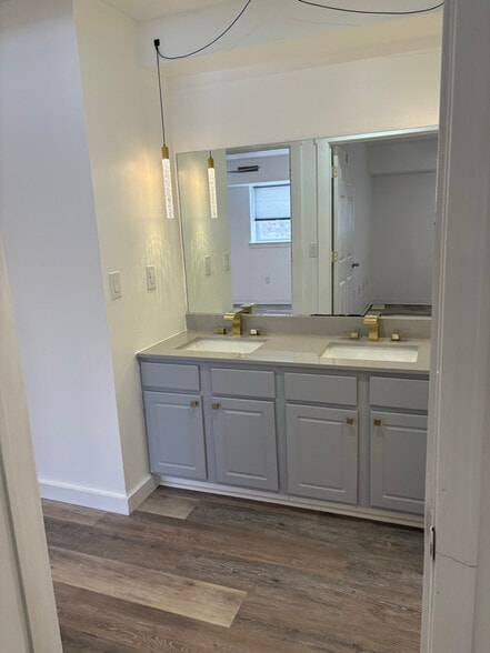 Building Photo - 150 N Main St