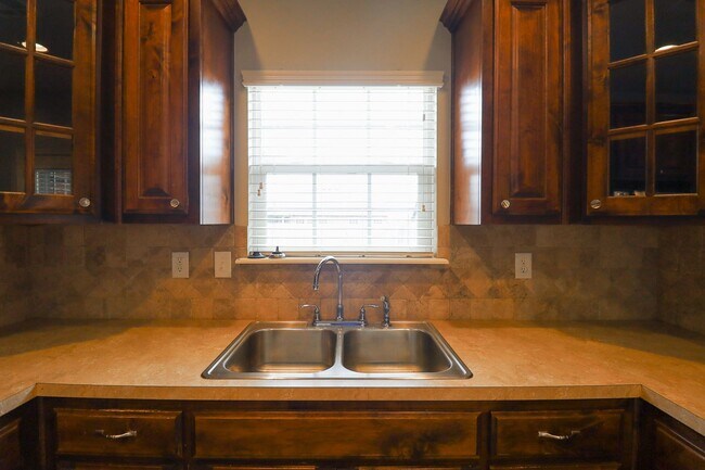 Building Photo - 3 bed | 2 bath in New Tulsa!