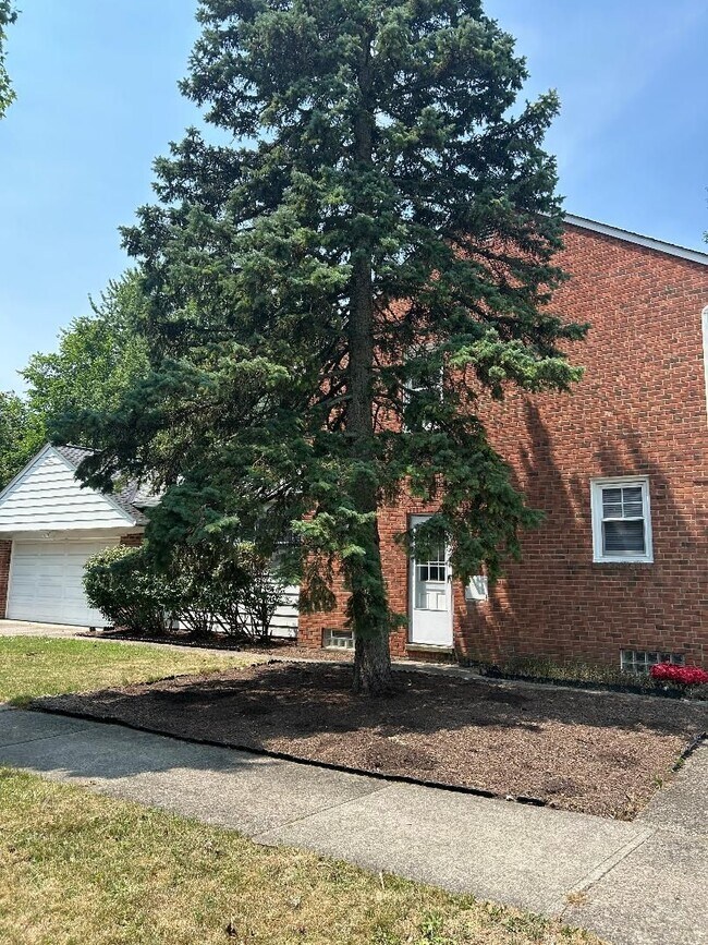 Building Photo - Spacious Colonial For Rent in Lyndhurst
