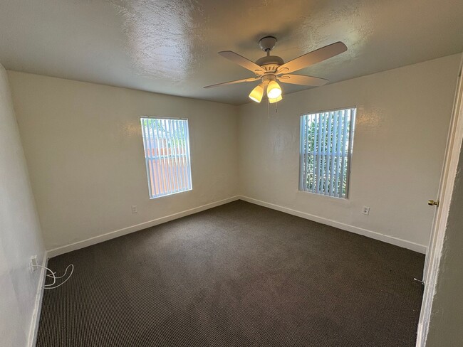 Building Photo - Cozy Hanford Home Available Now!