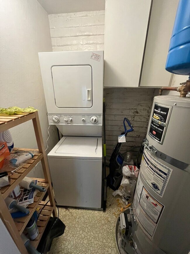 Building Photo - Furnished!! - One story gem in North Davis